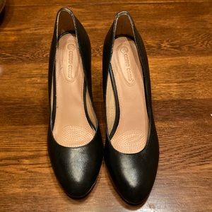 Black leather Corso como high heels.